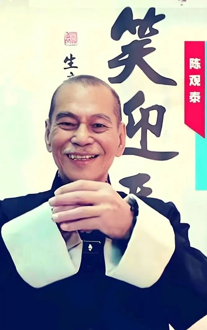 跟周星驰搭档过的老演员，又少了一个人了！
武大明星陈观泰在今天凌晨去世了，从报道的消息看，也算是没有受罪了，不是因为生病很久去世，而是突发脑溢血，享年80岁。

据他的生前好友透露，陈观泰刚过完80大寿，而且上个月还跟好友们见面喝茶，身体倍棒，没有什么异样，精神也很好。

这突然离世，也是让好友很惊