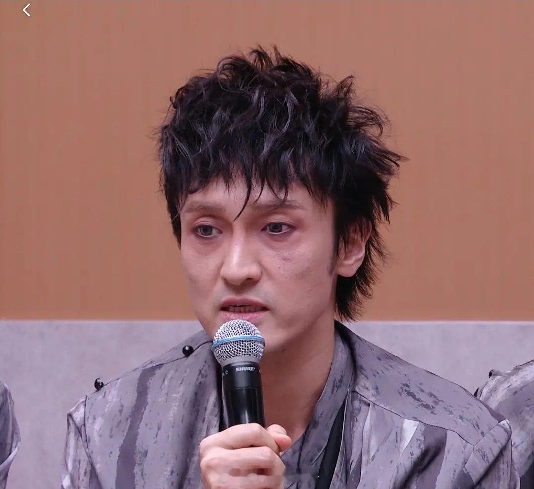 到底谁给王传君画的妆，避雷！
#披荆斩棘直播# ​