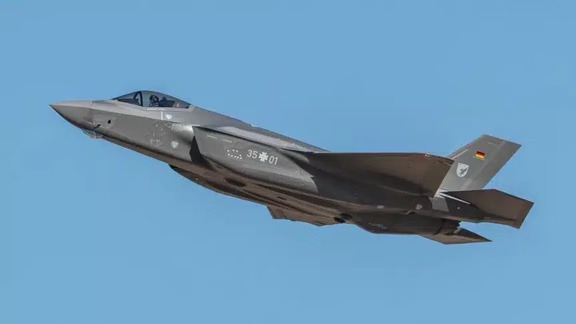 德国空军首架F-35A闪电II在洛克希德·马丁沃斯堡完成了首飞，为本月晚些时候正式试飞做准备。
	
德国的F-35闪电II项目于2026年9月8日实现了该国首架F-35A的首飞，取得了新的里程碑。该飞机在从洛克希德·马丁位于沃斯堡的工厂起飞，几天后刚从装配线下线并获得最终涂装。
	
德国空军首架F-35机身上加装了代码“35+01”，机尾还涂装着全彩德国国旗和美国战术训练司令部（GAFTTCOM USA）标记。该司令部负责监督德国在美国的飞行训练，近期将包括在阿肯色州埃宾空军国民警卫基地部署的八架德国F-35战机。
	
早在六月，洛克希德·马丁宣布首架德国F-35的正式发布仪式将于9月18日举行。该机将在未来几个月内交付，以便训练德国F-35飞行员的首批骨干。大约一年后，首批F-35将交付给位于比歇尔的33战术航空联队。该单位目前使用狂风战斗机，该机也作为北约核共享协议的一部分使用。这一角色将在服役后由F-35继承，F-35将使用B61-12核弹。
	
德国于2022年选定F-35...