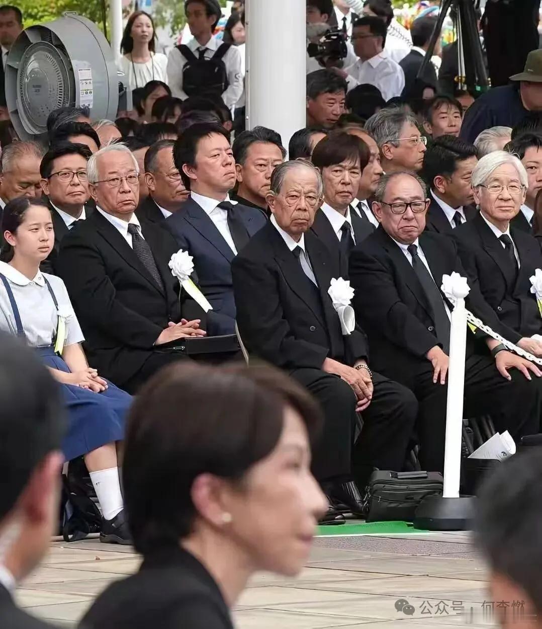 日本什么时候能像德国那样，认个错，跪一下  摘自何李燃 8月15日，日...