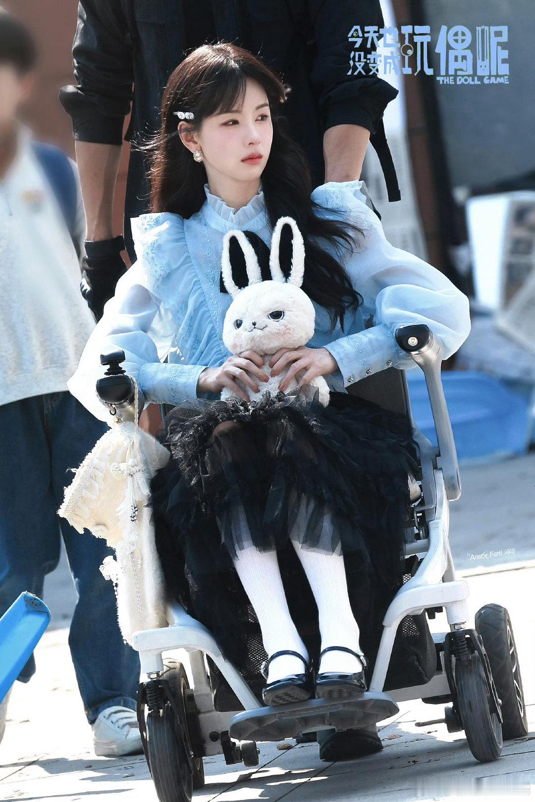#陈都灵[超话]##陈都灵今天也没变成玩偶呢#
真的要年底咩 ？
那是不是太幸福了 ～
我期望 #九重天#  也年底上 ​