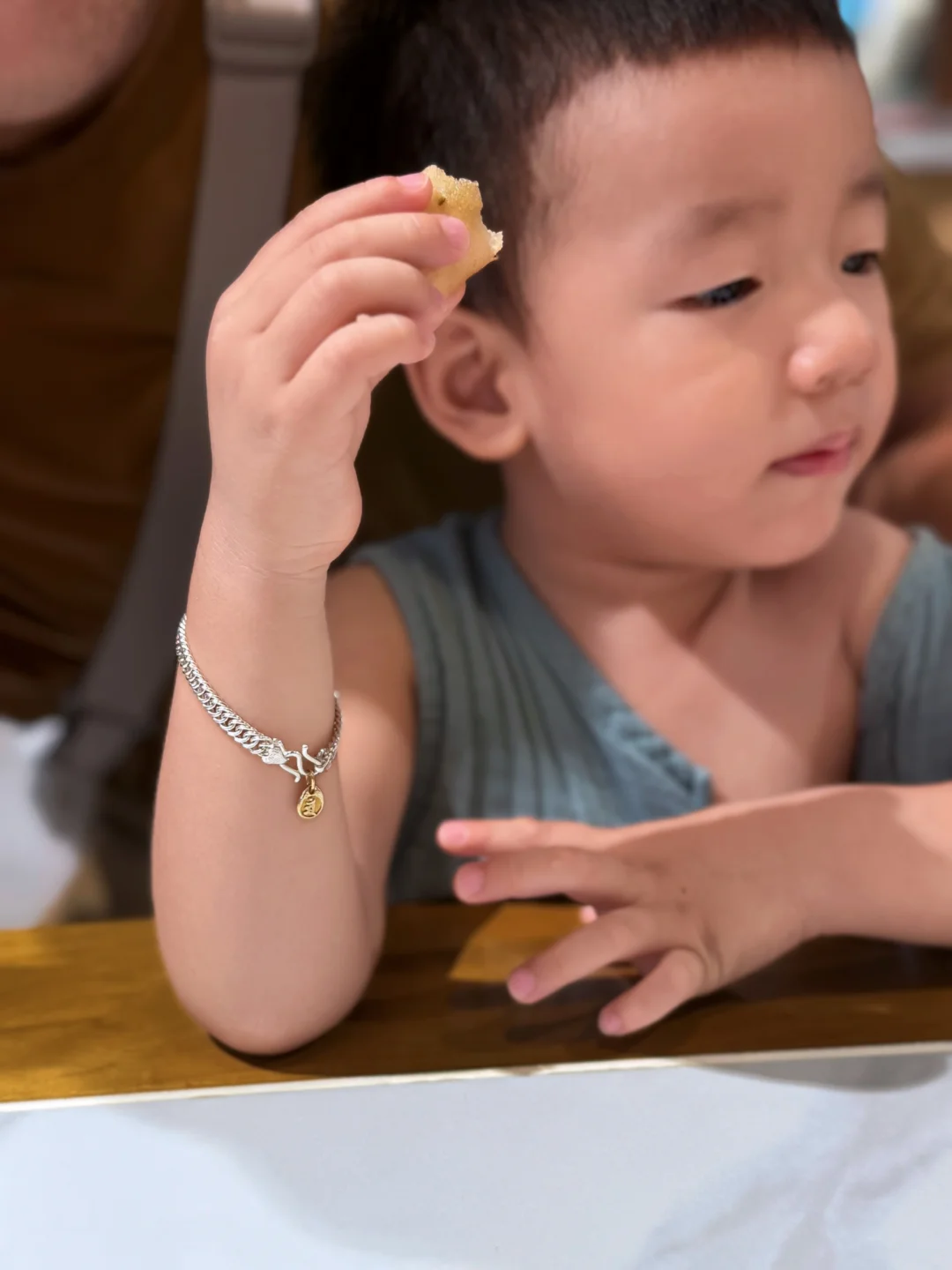 这小子一点都不秋乏