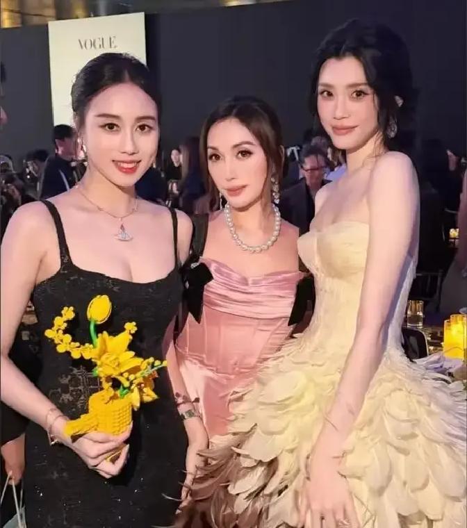 31岁的豪门外孙女碰上27岁的小姨，私底下见了面到底该怎么打招呼？
这次苏州的时装活动，何家这几个人的同框可太有意思了。
镜头里站一块的三个女人，明面上是名媛聚会，暗地里全是错综复杂的家谱关系：超模儿媳奚梦瑶，四房最小的女儿何超欣，再加上二房何超凤的女儿何锶珩。
平时看红毯也就是比比裙子和珠宝