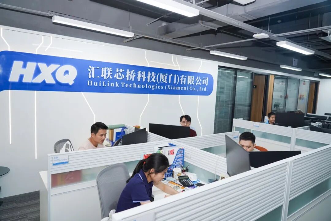 #我从台湾来 筑梦海沧中#【即将量产！海沧这家台企用芯片架"桥"连两岸】“九八”金钥匙即将转动，海沧"芯"报先传。位于海沧的台资企业汇联芯桥科技（厦门）有限公司首款国产PCIe4.0高速传输芯片即将迎来大规模量产！
从2024年8月进驻厦门中心，到2025年10月首款产品发布，再到如今量产出货在即，这家企 ​