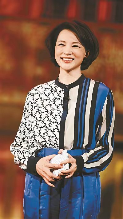 52岁董卿中秋节目被取消，现身北京机场回上海，戴着帽子口罩将自己包裹的很严实，步履匆匆心情不佳。
​有粉丝在机场拍到她的画面。她穿一件深色外套，帽子压得很低，口罩几乎遮住整张脸。身边没带助理，就一个人拖着箱子。走路速度很快，没怎么抬头。有人认出她，喊了一声，她只是微微点了下头，没停 ​