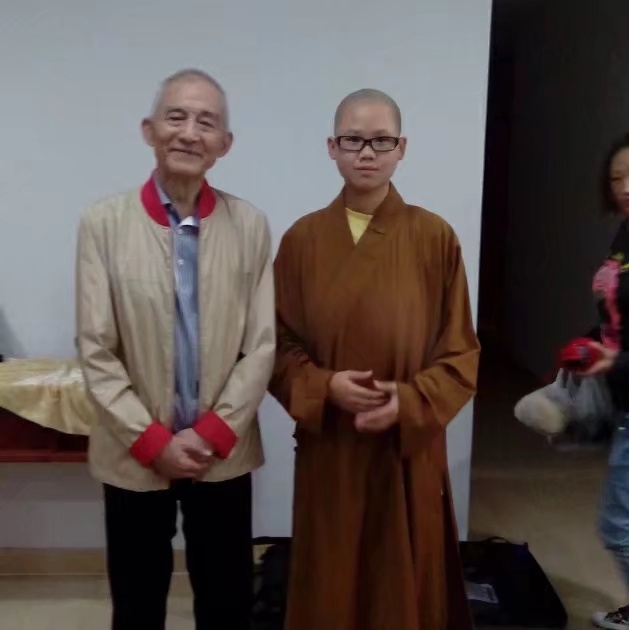 2014年，话剧散场，帷幕落下。那一年我21岁，站在游本昌老师身旁，笑得一脸青涩。

老人家一身布衣，眉眼温润，笑起来像一尊活佛。他拍拍我的肩，说“孩子，好好走”。那一刻，我以为这只是一张寻常的合影，以为来日方长。

十二载春秋，您功德圆满，转身离场。而我才恍然——原来那一面，竟是此生唯一 ​