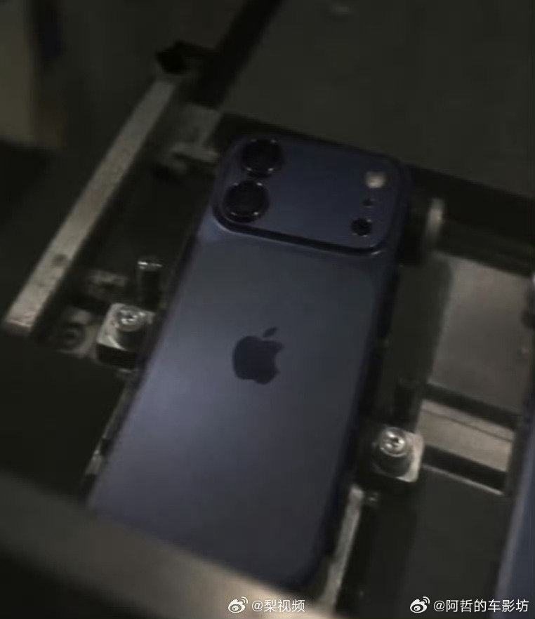 iPhone18标准版外观曝光
大体上和Pro系列一致
只是少了一颗摄像头
背包上部摄像头部分
依旧有一块长方形的凸起
与iPhone17变化还是蛮大的
#iPhone18外观曝光# ​