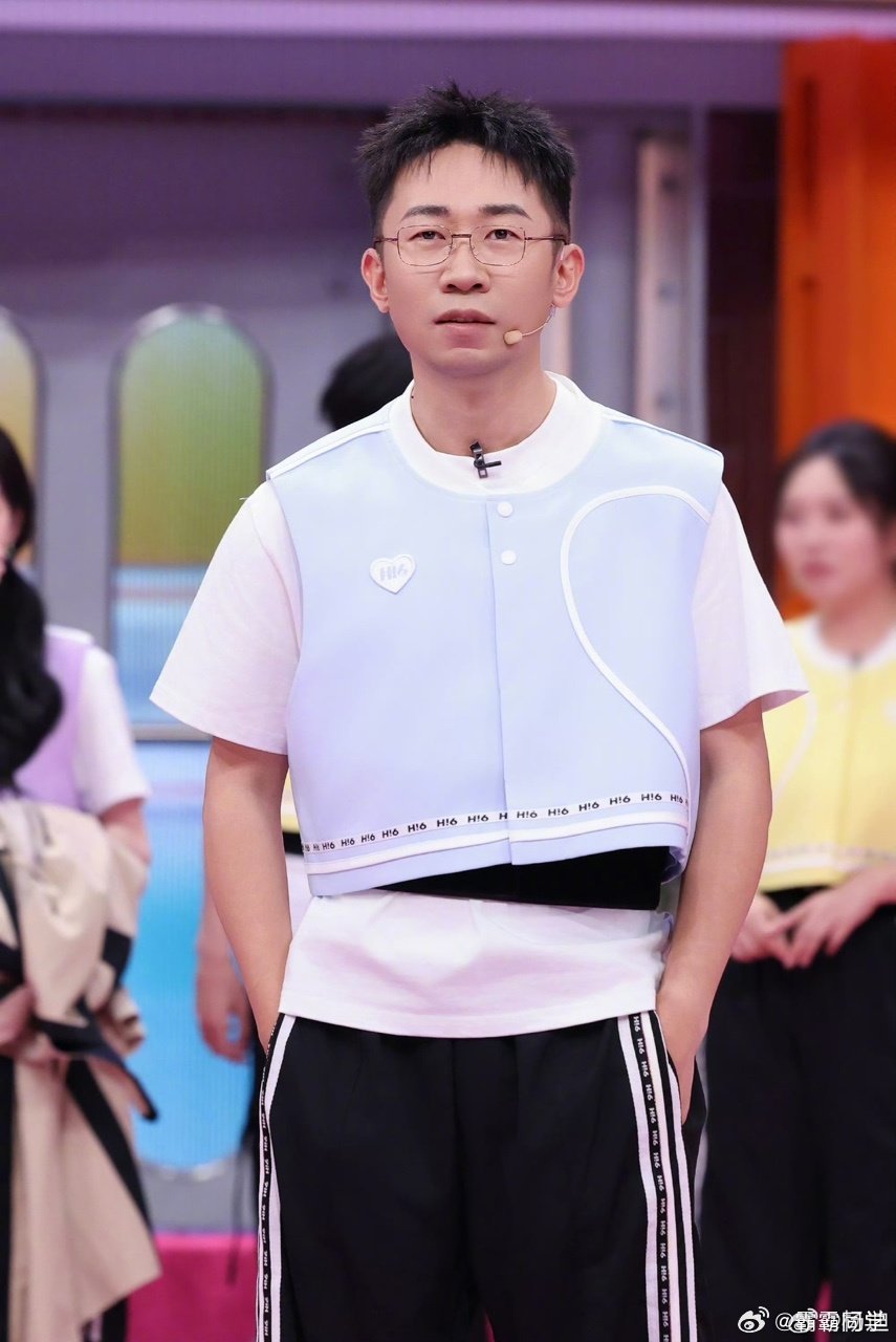 #孟子义说怎么在哪都能看见杨迪##你好星期六#孟子义的嘴真的自带笑点，盛装打扮的度假公主，本该走温柔氛围感路线，碰到杨迪强行搭戏，瞬间切换吐槽模式，脱口而出的台词，笑点来得猝不及防。 ​