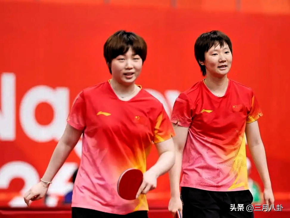 王曼昱蒯曼4-0横扫日本组合夺冠

双曼强得可怕！
在女双决赛中，以4-0击败张本美和/早田希娜获得亚运女双冠军。

特别是首轮比赛，直接给对手轰出11-0，丝毫不给她们活路，对抗日本选手，就是要强势霸气。

张本美和估计又被打哭了。本届亚运会，她和王曼昱三次交锋，均以落败收场，赛场豪言说要夺四金，