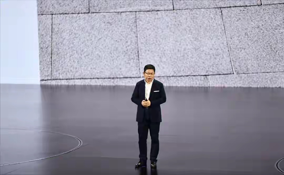 余承东今天在合肥巡店发了一条长动态，五个“界”里，提了聚焦尊界、享界、智界、尚界四界，唯独遗漏了问界。

那问界去哪了，为什么不聚焦它了？

9月15日，问界已经官宣品牌运营主导权交还赛力斯，华为退到“参与赋能”的位置。所以余承东现在说“聚焦四界”，逻辑上完全通顺——问界“毕业”了。

但这份名单里