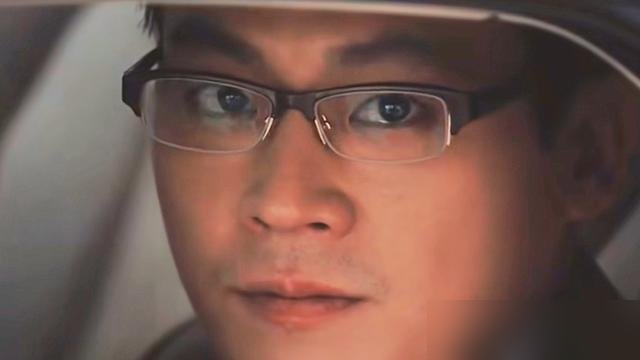 当年快男亚军跑去演戏，一堆人等着看笑话。
结果《左耳》苏有朋说不用演，他就是张漾本人。到《建军大业》演叶挺，非科班被骂惨。再往后《烈火英雄》泡深水，《中国机长》副驾驶比心出圈。真正翻篇是《八佰》，端午从怂包到硬汉，关公骑白马那眼神，没人再说出戏了。
这次《交锋》跟祖峰对戏，演潜伏间谍，全收着演。
