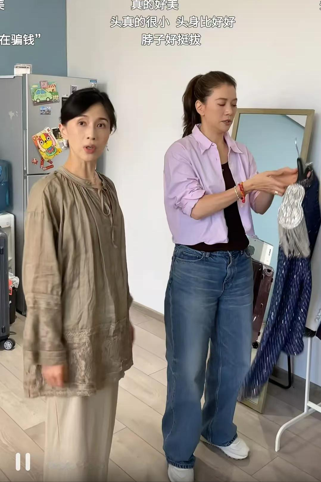 39岁的papi酱在55岁的袁咏仪面前，怎么显得又矮又老的啊？

袁咏仪不愧是港姐冠军出身的，这身材比例真是绝了，脖子长又挺拔，把papi酱衬得很不上镜了，而且papi酱的眼窝塌陷了，更显得老了。

袁咏仪在港姐比赛的时候，脸小，头小的，整个人上镜非常好看，即使老了，长胖发腮了，还是很好看，不愧成为