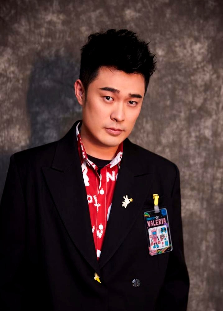 以前总觉得正剧导演头铁，放着大流量不用非挑生瓜蛋子，后来才明白圈里有个忌讳：综艺混子坚决不碰
 

看看陈赫现在的处境就懂了
 

外界总拿档期和伤病当遮羞布，其实真相刺骨得很，是导演根本不敢塞给他正儿八经的角色
 

前些年他在真人秀里连轴转，装疯卖傻的人设立得太狠。
 

快钱赚到手软，却把演员