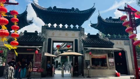 参观岭南四大名园之一的余荫山房。这里是清代举人邬彬（曾任刑部主事）的私...