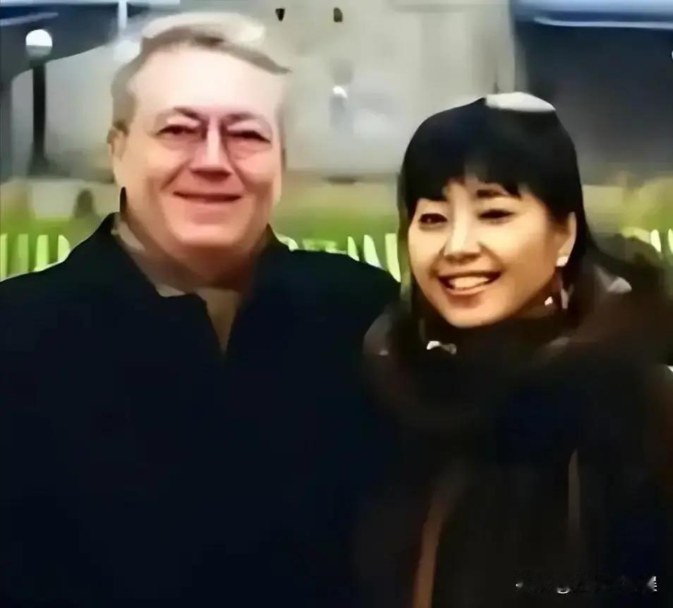 1998年，殷秀梅再婚嫁法国贵族。谁料，十年后因为丈夫工作调动，陷入情感危机。三年间她用真情和智慧拯救了婚姻，重获幸福。
 
菲利普接到调回巴黎总部的通知时，殷秀梅正在厨房腌酸菜。他拿着文件在门口站了一会儿，才开口：“总部希望我下个月回去。”
 
殷秀梅的手没停，把白菜按进缸里。“多久？”
 
“至