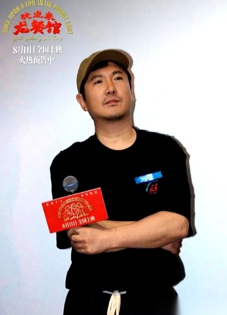 你花六七十块钱进电影院看沈腾，要是他前十分钟都没逗你笑，你是不是已经在心里骂街了？
别不承认。
这就是沈腾现在最窒息的死局——他太好笑了，好笑到观众根本不允许他正经。
大家累死累活上一天班，买张电影票就是为了进去“哈哈哈”洗洗脑子的。谁要看你沈腾眉头紧锁探讨人性的幽暗啊？你只要一板着脸，我都觉得你是