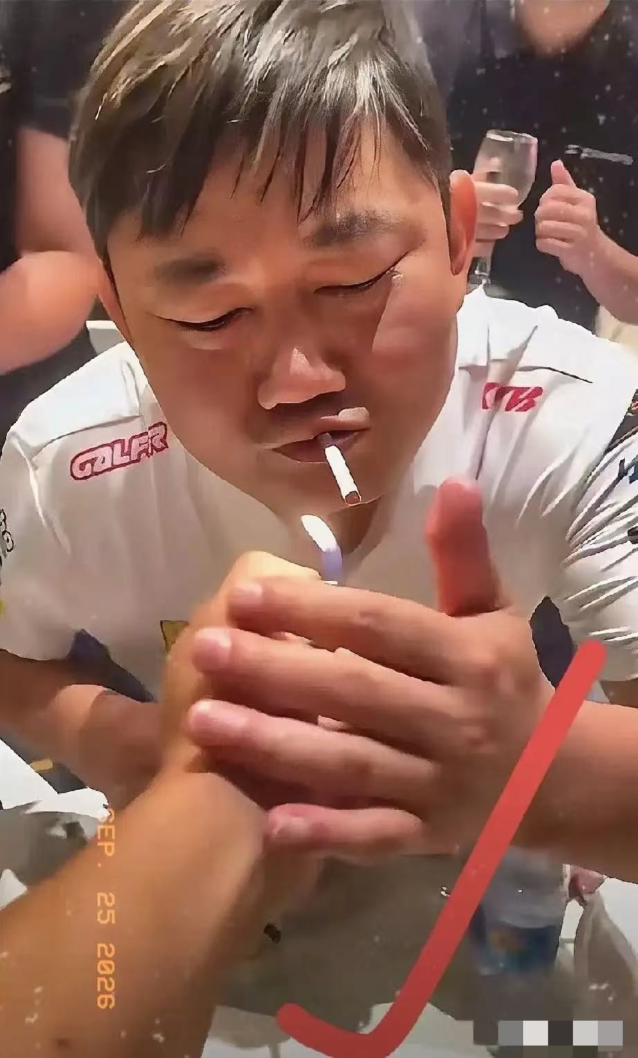有个在张雪机车上班的朋友，离职了才敢说的实话，他说张雪真的不是表面看到的这样。网上总说他没有素质，吊儿郎当，对自己没有约束力。在公众面前，吹口哨、挨个发烟，各种口头禅随地而来，看上去真的有点不靠谱。

可偏偏就是这么一个“不靠谱”的人，干了一件让所有西装革履的老板都闭嘴的事。

2026年3月底，W