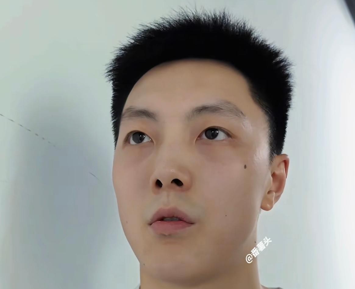 谁能想到曾经十一冠王的广东男篮，如今竟然沦落到了要为避免开局三连败而玩命死磕的地步。
今晚打浙江广厦，摆在面前的几乎就是一条退无可退的死胡同。
再输一场，直接就要刷出队史最尴尬的开局纪录。
胡明轩赛前那番话算是把遮羞布给扯掉了，直言必须提速、不能再死磕毫无优势的阵地战，要想尽办法拿更简单的分。