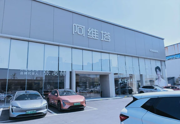打卡南昌阿维塔店超漂亮！
今天到阿维塔门店打卡体验06T猎装骑士版，猎装车身线条流畅优雅，造型很有辨识度。车内鸿蒙HarmonySpace座舱交互顺滑，搭配华为乾崑智驾，科技感拉满。前备箱+大容积尾箱，装载能力实用。内饰质感细腻，整体兼顾颜值、智能与家用属性，近距离体验，心动值直接拉满。#开阿维塔06T做自己的骑士  #友乾崑乐无穷    #华为乾崑  #华为乾崑智驾 