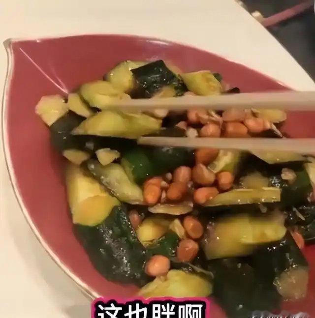 走上大S老路的蒋欣，43岁吃黄瓜还被嫌胖，无意中暴露了娱乐圈病态的审美标准 ​
