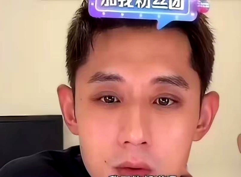 网传的一段张继科直播视频里，满屏滚动的弹幕中，突然挑出一个带刺的问题：“你怎么看刘翔？”
在几万人盯着的直播间，这是一个极度容易踩雷的坑。
夸，有人会翻出当年两次退赛的旧账；稍微说错半个字，马上就能被剪成惹战引战的标题党。一排排等着看热闹的网友，都在盯着屏幕。
张继科没顺着八卦的话茬往下接。
面对镜