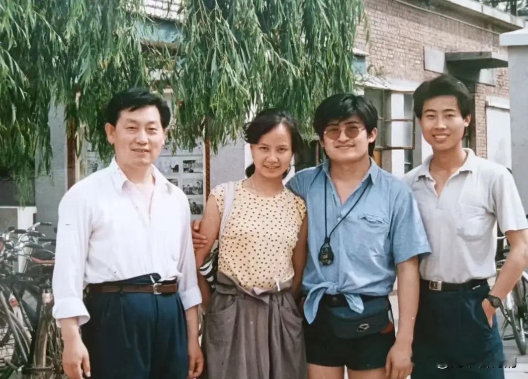 1988年的刘欢，还是一个刚结婚不久的年轻人。

那时候的他，还没有后来大家熟悉的“大歌唱家”光环，而是在国际关系学院任教，和妻子卢璐过着普通人的小日子。

有一张当年的合影，如今再翻出来看，特别有意思。

照片里的刘欢戴着墨镜，身穿蓝色T恤和黑色短裤，腰间还挂着一个小包，脖子上则是一块秒表。

乍