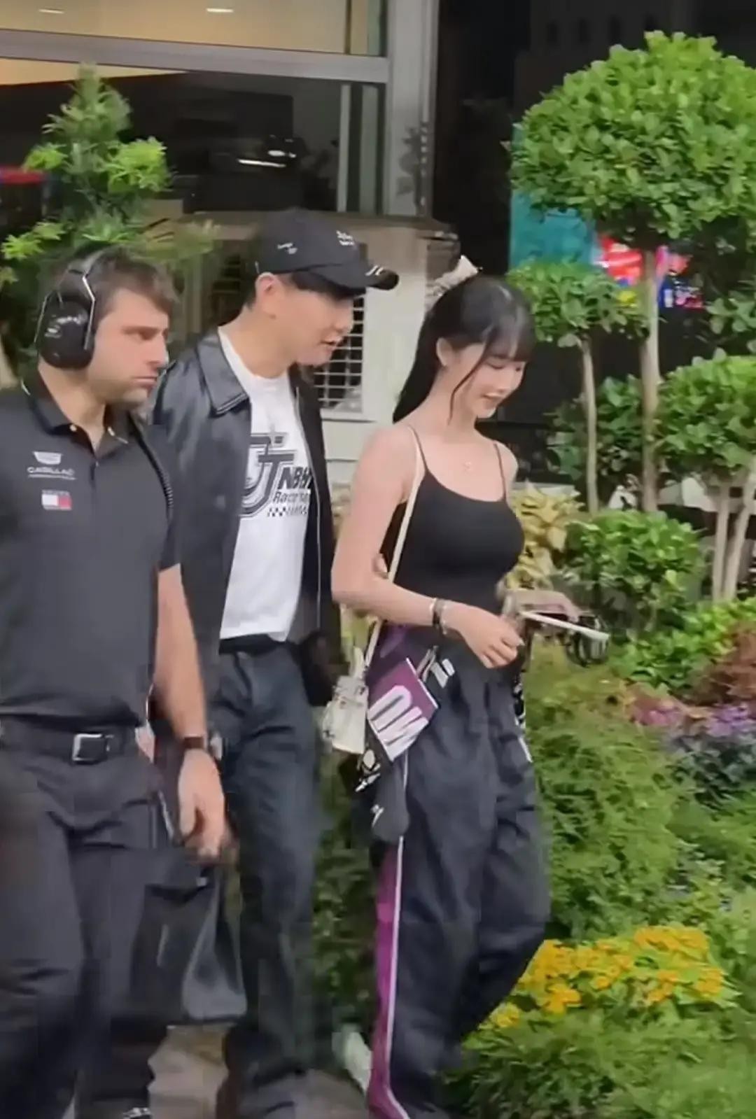 10月12日，林俊杰携手23岁女友七七首次大方直面媒体镜头，七七因不习惯被镜头包围下意识抬手挡脸，林俊杰发觉立马侧头低声说“别紧张，不要害羞”，全程笑容满面

可镜头一散，七七就把手放了下来，脸上那点笑也收了。她没跟着林俊杰往保姆车那边走，反而站在台阶上不动了。林俊杰走出两步发觉身后没人，回头看她，