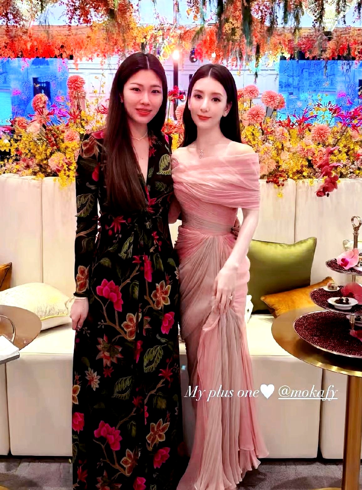 澳门这场奚梦瑶和何猷君的答谢宴上，方媛硬是一个人撑起了场面，跟四太梁安琪合影时身边压根没见郭富城
 

看来她是代表老公独自出席了，原本以为网红出身站在名流堆里会发怵，结果人家往那一站还真挺镇得住
 

说实在的，她这张脸长得确实有福气，五官柔和，额头饱满鼻头又有肉，看着毫无攻击性，怪不得当年能让天