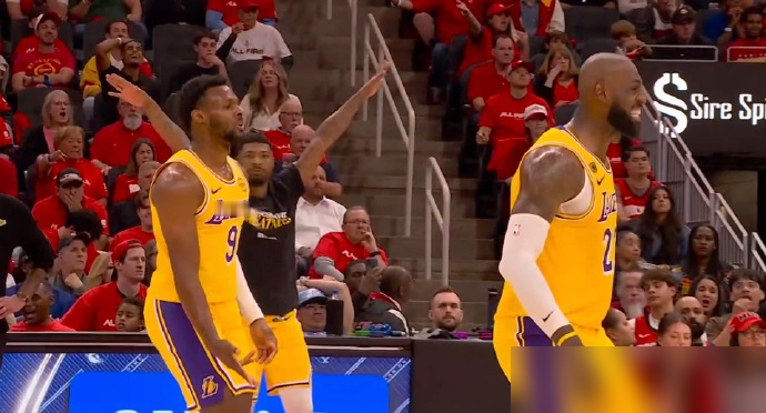 布朗尼刚接老詹空接拉杆，全场沸腾，镜头一转，老詹冲他咆哮：回防！ 你...