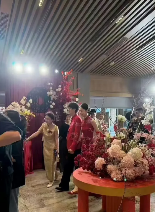 许嵩官宣和冯禧结婚的消息后，有网友晒出了参加他们婚礼的照片，照片里婚礼现场非常简陋，冯禧穿了一件红色旗袍，许嵩穿着红色西装作配。俩人的伴手礼和其他明星相比，也相对普通，一点糖果，一个用锦囊装着的物品，还有一把有许嵩亲笔签名的扇子。
 
不过扇子上的签名被参加婚礼的网友吐槽看不出是许嵩。
 
签名看不