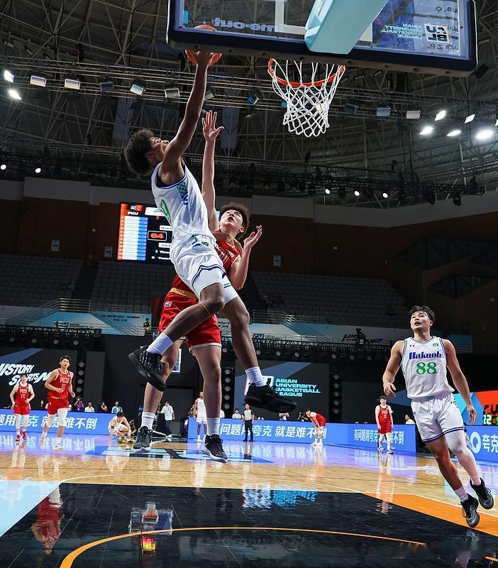 杨瀚森去留NBA，两笔账算得明明白白。
留CBA，稳拿顶薪+核心战术地位，每年至少多赚大几百万商业代言，赛场容错率高。冲NBA，哪怕拿双向合同，年薪也就几十万刀，还得坐冷板凳熬对抗，但攒下的球探报告、实战经验，是未来男篮内线的压箱底本钱。