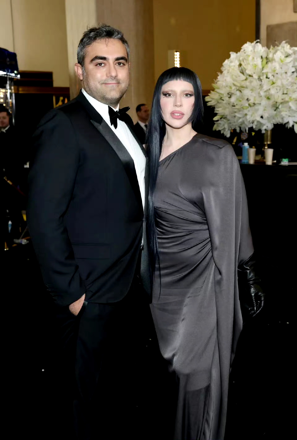 LadyGaga，
给广大女同胞们敲响了警钟，
身体不好不能怀孕，没关系，但不要触碰网传代孕这类行为。

她患有纤维肌痛综合征，还有髋关节旧伤。女性孕期雌激素、孕激素会发生剧烈变化。

怀孕带来的体重逐步上涨，全身肌肉持续负重，会加重全身酸痛、疲劳感。很多纤维肌痛患者孕期疼痛会明显加剧，睡眠会进一步
