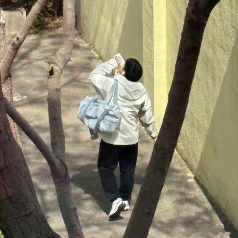 好像
放学的时候怕被妈妈发现没喝水，赶紧喝完的小朋友#孙颖莎# ​