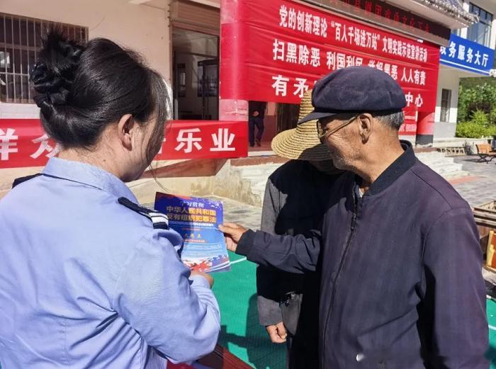【田间地头送法 戏台底下说法——天水市武山县司法局把普法“种”进乡土】本网讯 田间地头普法忙，乡村戏台送法香。近日，甘肃省天水市武山县司法局各司法所抢抓秋收农忙和“戏曲进乡村”的有利时机，将法治课堂搬到丰收现场、把普法宣传融入文化大戏，在乡土烟火气中播撒法治种子。

深耕田间普法路
 ​
