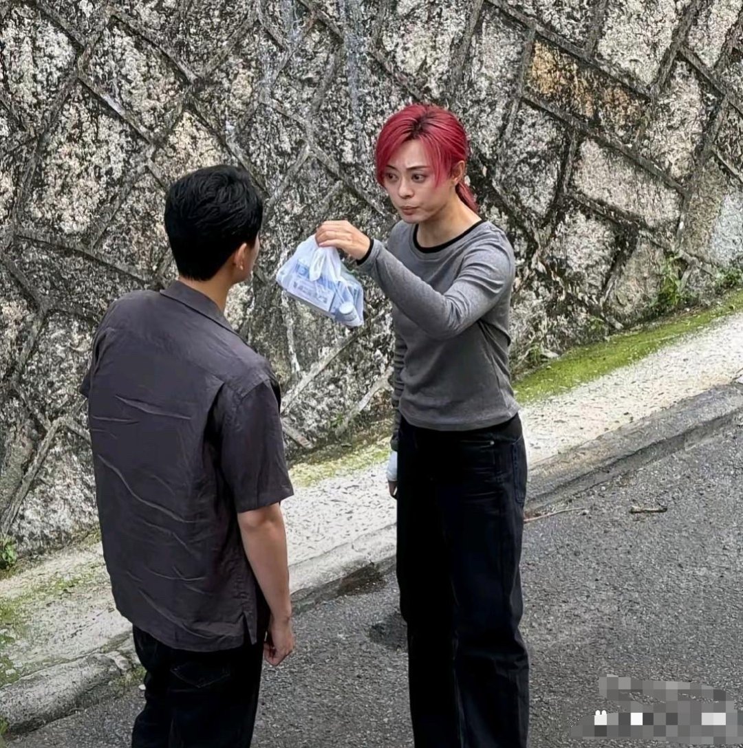 孙俪比以前沧桑了好多 果然岁月不饶人 ​