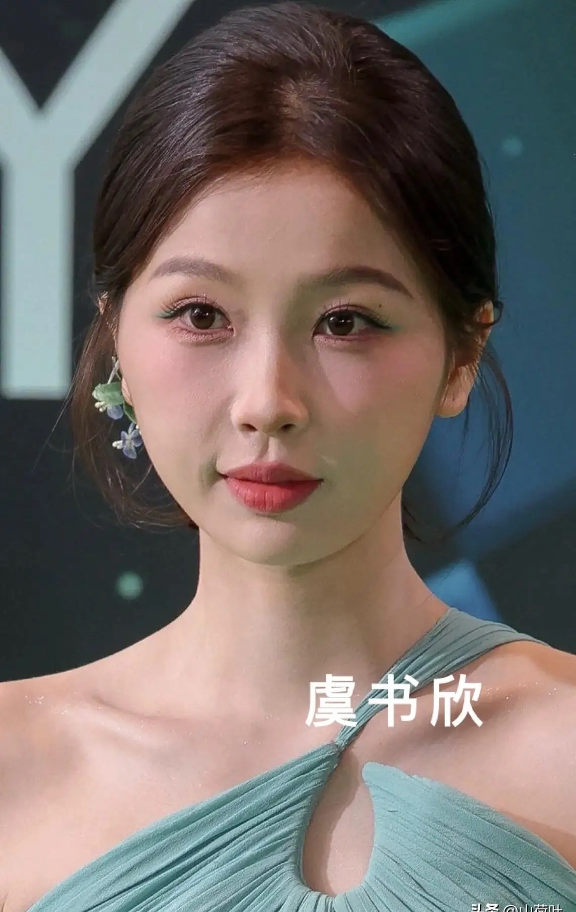 这几张脸，原相机怼到鼻尖拍。
白鹿的泪沟、赵露思的法令纹、虞书欣的浮粉，全在太阳底下摊开给你看。
程潇的睫毛根根分明，谭松韵的毛孔藏着细汗。
杨超越下巴那颗痘，卢昱晓眼角的红血丝，高清得能数清有几条。
但哈妮克孜站在敦煌的风沙里，没打光没补妆，侧脸线条硬生生把背景撕开一道口子。
宋祖 ​