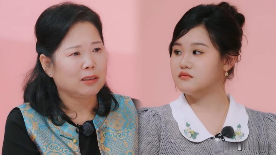 张家齐妈妈最新澄清：我没动女儿一分钱！
 
10月18号，张家齐的妈妈肖英杰，又引发了热议，她最新在节目里首次正面回应了买房钱的争议。
 
肖英杰在节目里明确表示，买房花的是他们夫妻俩的积蓄，不够的部分是向自己父亲借的，还一连强调了好几遍：“我没有动她的一分钱都她的钱我全都留着不动。”
 
让人没想