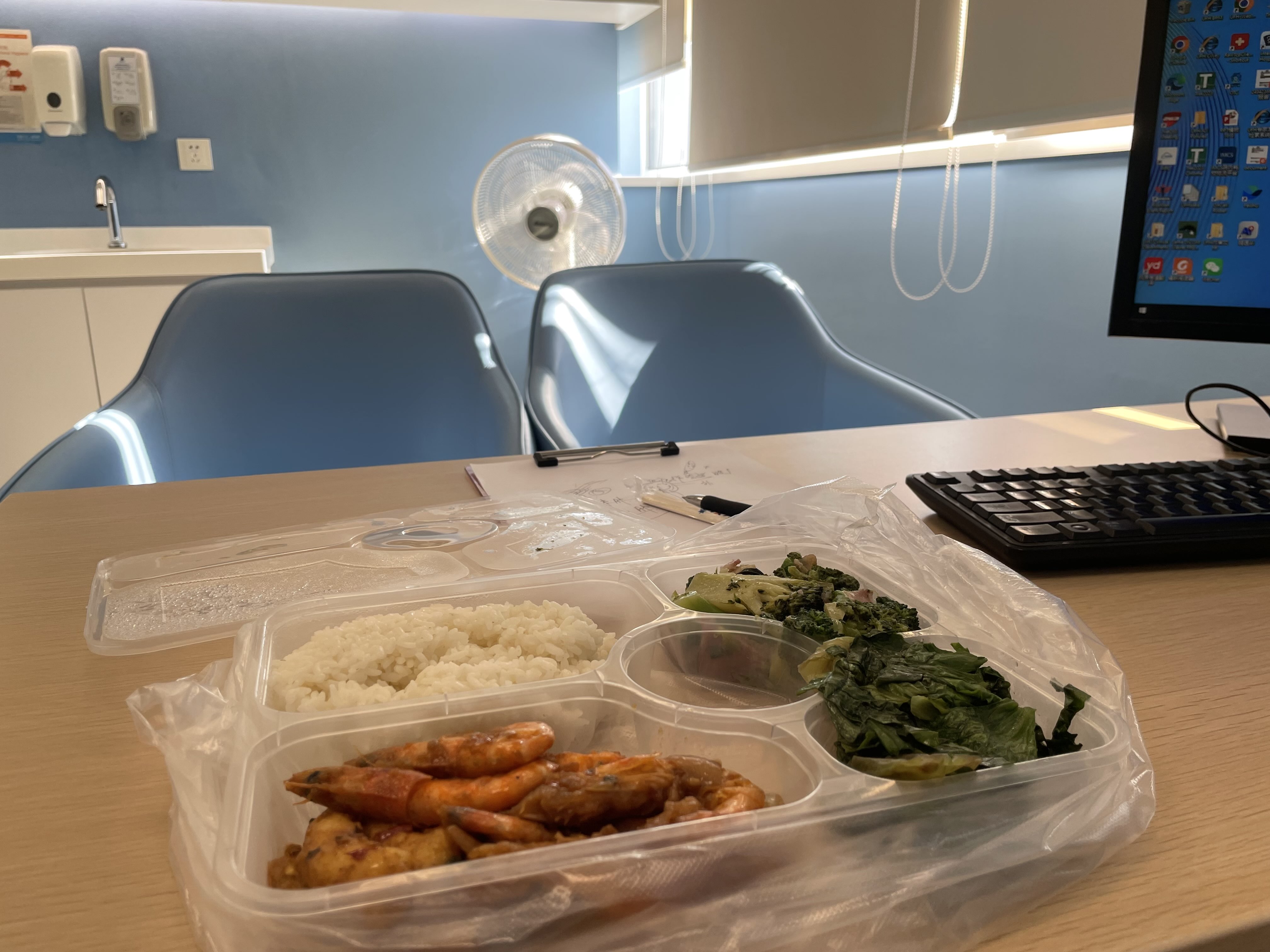 门诊忙碌， 有贴心的美女护士帮忙带午餐[心][握手]