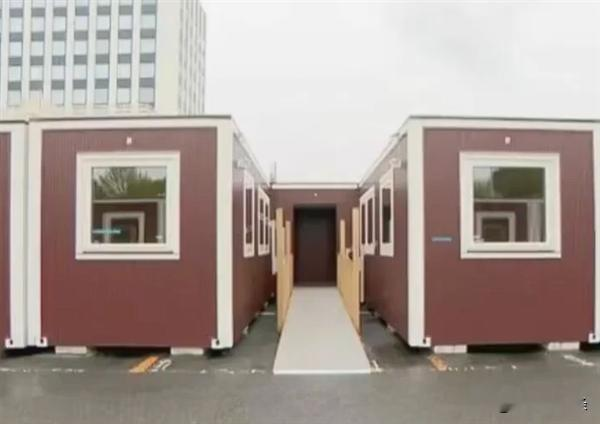不少人一开始吐槽名古屋亚运会故意刁难外国选手，捋完全部细节才发现，这哪是故意使坏，纯粹是组织能力烂到骨子里。

第一，东道主日本队自己都没捞到半点优待，证件激活排队几小时，男女乱分配混住，本土代表团都得提前私下订备用酒店避难，针对性整人的说法根本站不住脚。
第二，当初贪省成本不肯建专属亚运村，算错人