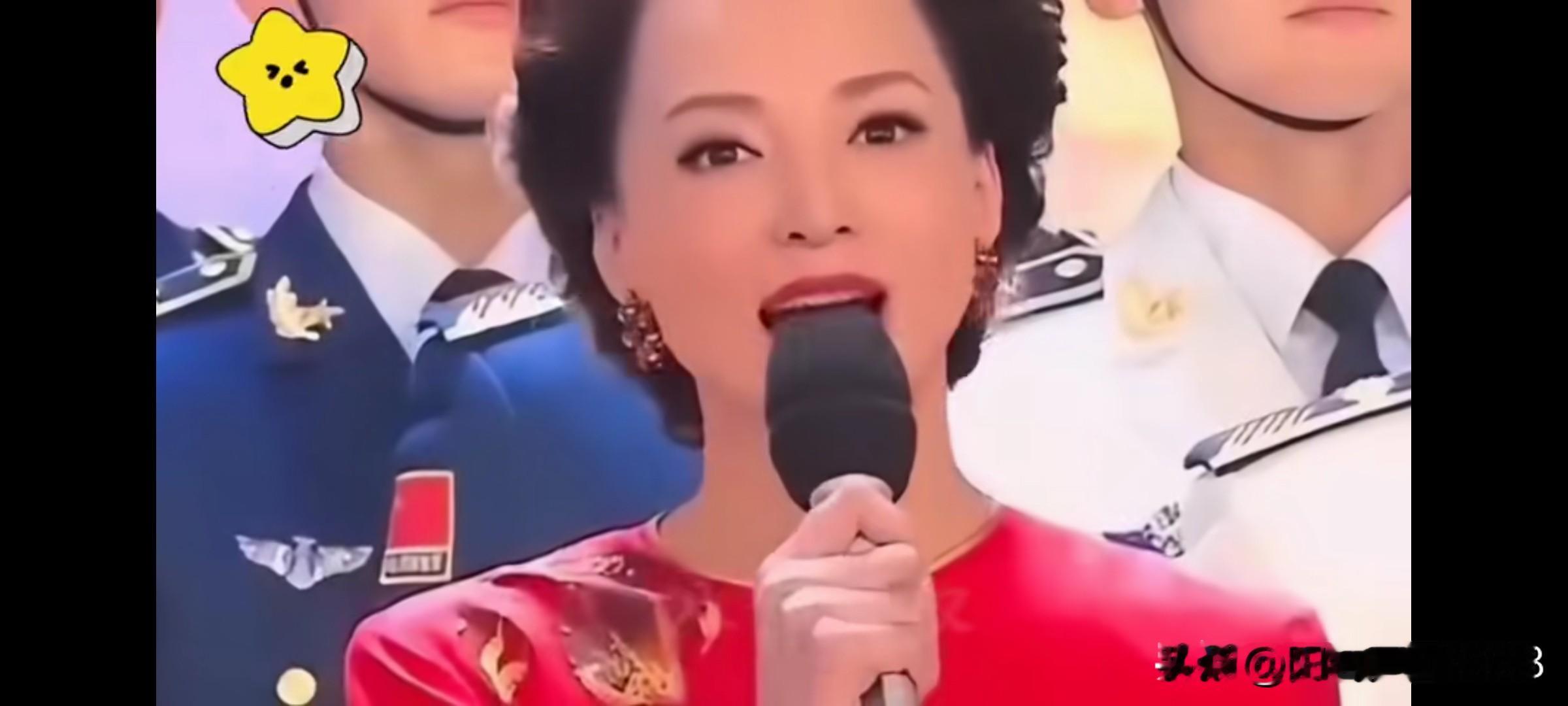 突然看到董卿， 瞬间被她的气质惊艳。 她不愧是央视顶尖主持人， 大美女...