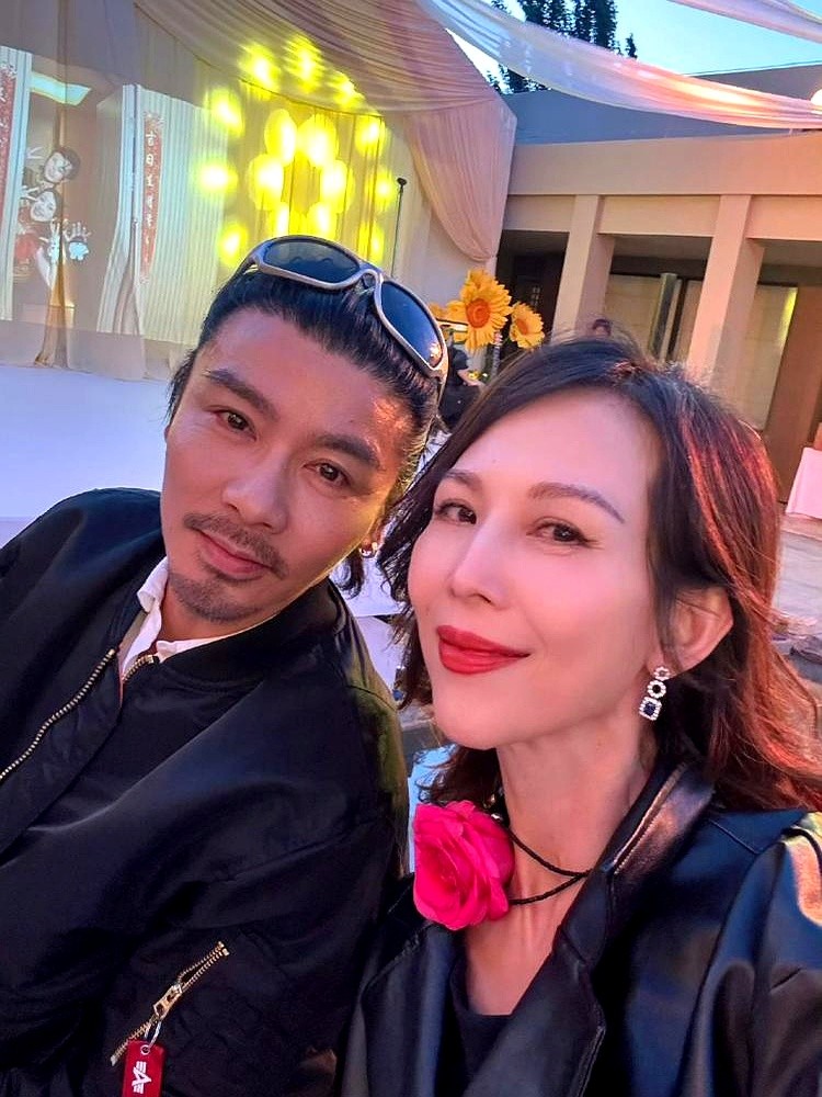 “我这辈子的幸福，就是要靠她。”

张晋在金像奖领奖台上，望着台下哭成泪人的蔡少芬，一字一句地说出这句话。全场掌声雷动。

想当年，他还是个穷武替，半夜被蔡少芬气得收拾行李要走人。她追出去，抱着他不撒手。那时全网都笑他吃软饭，他冲着蔡少芬吼：“只有你一个人欣赏我，有什么用！”

可她就是信他。

后