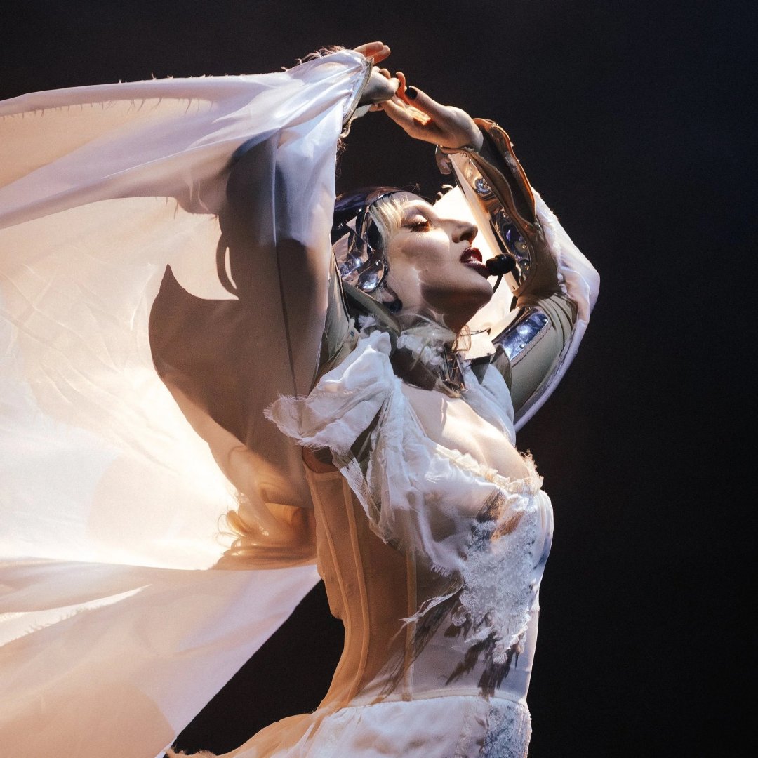 《Us Weekly》报道，Lady Gaga 目前正在完成《MAYHEM Ball》演唱会电影，同时大部分时间都待在家里陪伴小宝宝 Rose。

她还一直在接 Haus Labs 的工作电话，但据报道目前已经拒绝了多项工作机会。 ​
