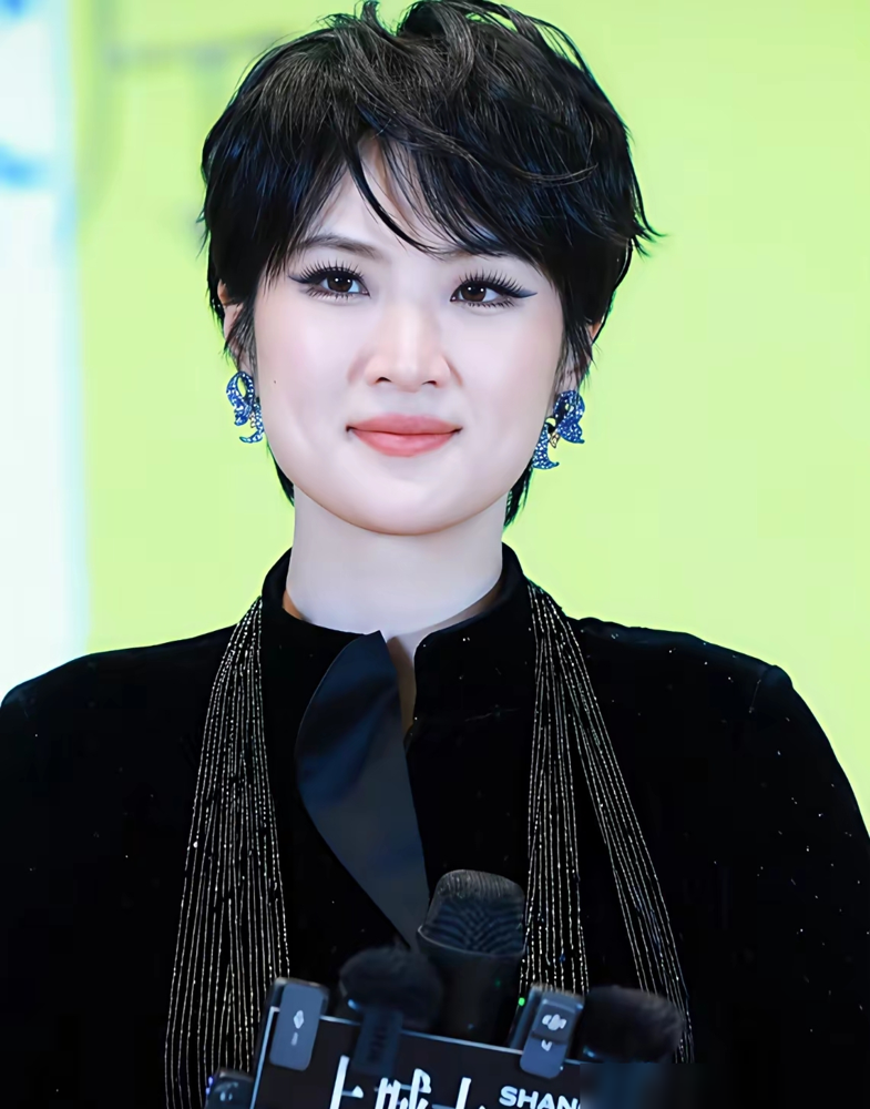 姚安娜的长相，终于有人说到点子上了。
她确实不属于那种惊艳的大美人，五官拆开看，甚至有些普通，但组合起来就是一种说不出的贵气。
这股劲儿，不是靠钱堆出来的，你看《猎冰》里她演个朴素女警，没啥妆发，但那股沉稳、大气的劲儿还在。导演高群书也说，就是看中了她身上那股子没被演艺圈污染的质朴感。
很多人