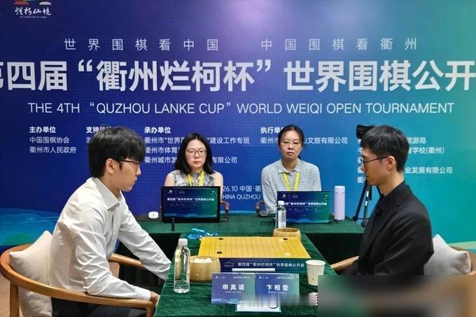 申真谞又赢了，2比0，一点悬念没给卞相壹留。
219手，中盘直接按死。烂柯杯第二冠到手，180万奖金落袋。这是他第九个世界冠军，数量上已经超过柯洁，追平了曹薰铉。
韩国等级分连续81个月第一，累计89次登顶，这数字听着都吓人。
更狠的是他说的话。夺冠后没怎么庆祝，就一句“如释重负”，还补了句以