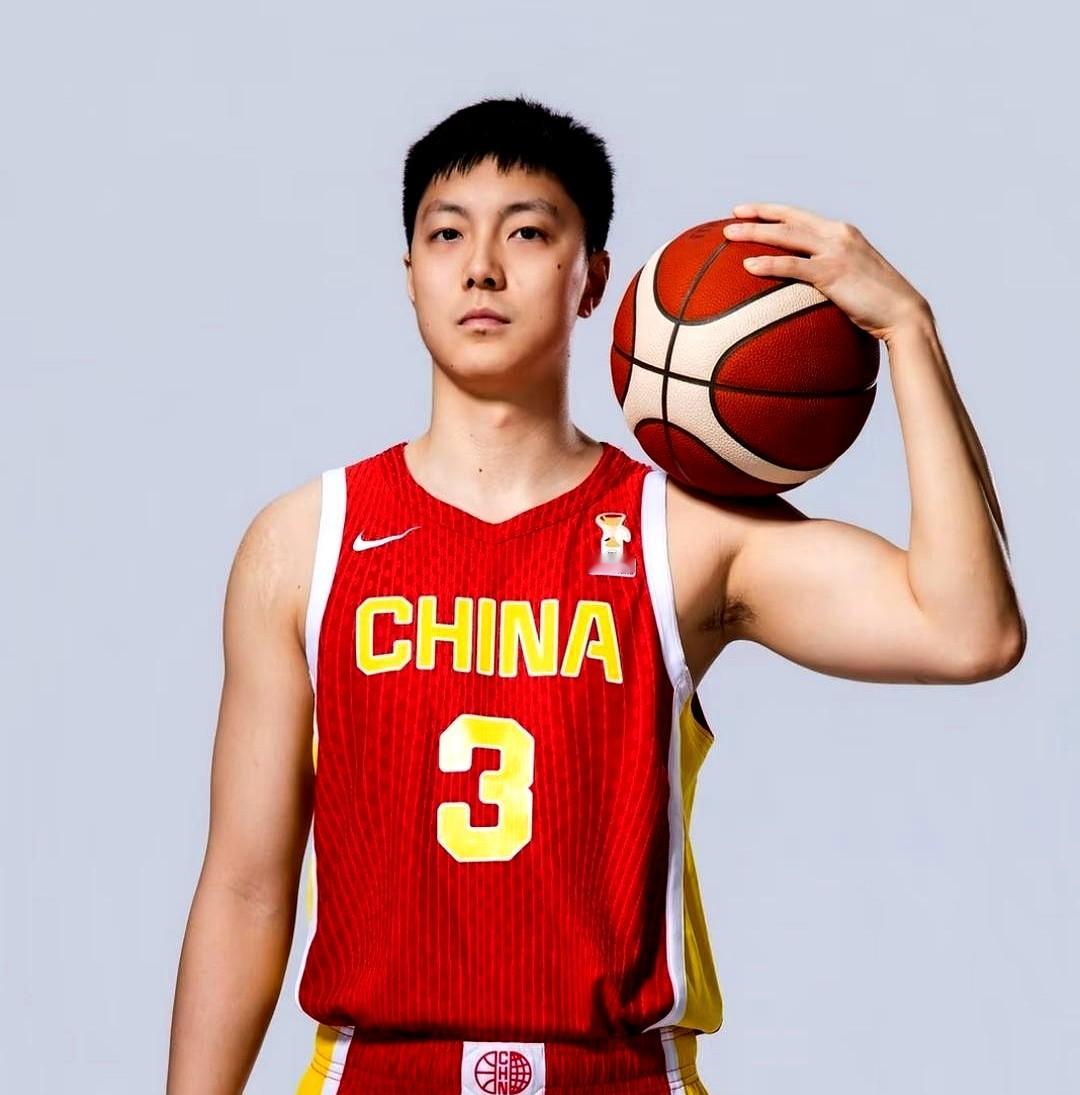 中国男篮刚输球，亚运会开幕式在即，胡明轩这旗手还能不能干了？

我转头问老公，刚打完败仗心里肯定憋屈，这要是举着旗子走出来，还能笑得出来吗？会不会临时换人？

老公把手机往沙发上一扔，笑了一声，你当过家家呢？名单早就盖章公布了，天塌下来也不能随便换。

输赢是一码事，但走在整个代表团最前面，扛的是门