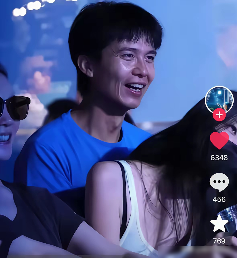 阿那亚音乐节，镜头扫到王菲，她跟李嫣同步低头躲闪，动作整齐得跟排练过似的。
现场人山人海，母女俩挤在VIP区看窦靖童演出。大屏幕一怼脸，王菲先缩脖子，李嫣紧跟着侧身，俩人跟做贼一样躲镜头。网友截图一对比，20岁的李嫣身高175，气质清冷，跟她妈年轻时一个模子刻出来的。
评论区笑疯了，说这是社恐基