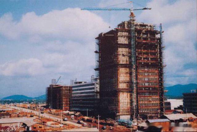 1988年3月28日，赛格电子集团将深圳赛格工业大楼一层隔出半层，建成全国第一家专门销售国内外电子元器件的配套市场。开业时仅43户商家、900平方米，但不到两年就扩至整栋8层楼面。正是从这些"一米柜台"里，走出了TP-LINK、腾讯、大疆、大族激光等一批科技巨头。华强北也因此被誉为"中国电子第一街"，成 ​