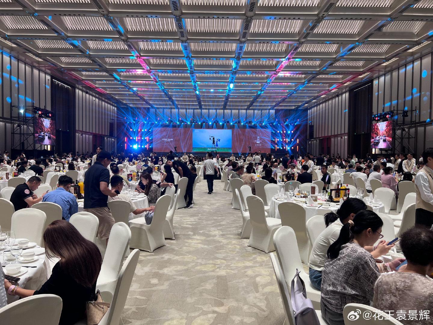 有幸受邀参加2026广州蔚乐萤车友年会
现场很好玩，摊位的项目也很有趣，看着每年的车友会越来越多人，越来越盛大，确实挺不错的！

有个不错的消息在会上说，蔚来ES8是不分能源形态、40万以上SUV的销量第一，在广州连续7个月蝉联大型SUV的冠军！ ​