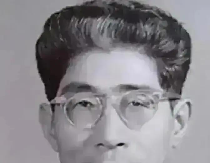 1967年，许世友到北京开会，一开国上将笑着和他打招呼，他理都不理，对方只能尴尬离开，就在其转身时，许世友恶狠狠地说道：“我真想一脚踹死你！”
许世友甩开会议室的门，径直走向自己的车子。司机发动引擎，他却摆了摆手：“先别回住处，在城里绕绕。”
车子经过长安街，许世友摇下车窗，冷风灌进来。他想起刚才在
