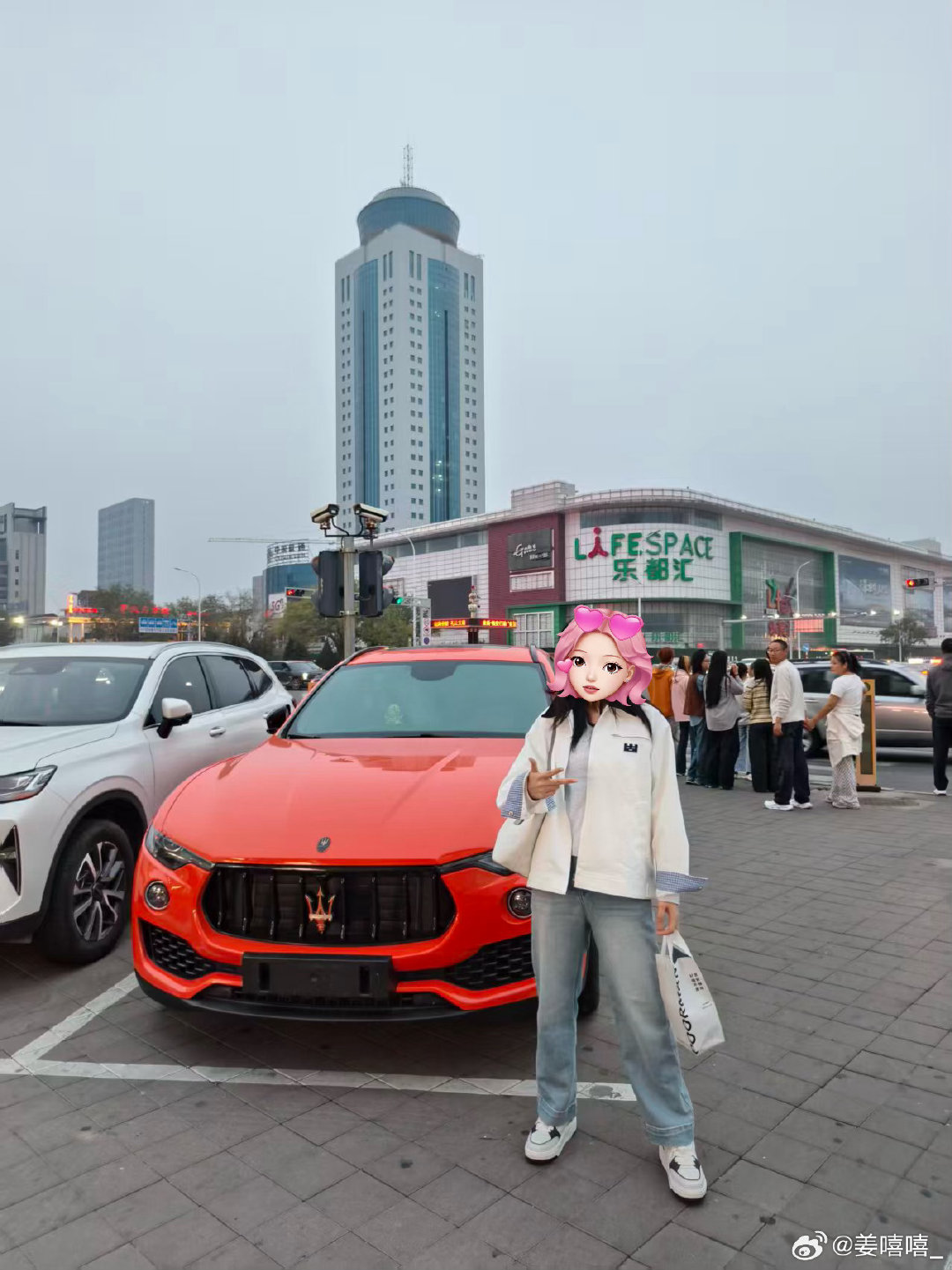 《2026 我重生了……》
上一世打工碌碌无为，受尽冷眼。重生归来支起烤串摊，炭火一烧，财运就来。重生后的我靠着烤串的手艺🤌当天全款拿下一辆玛莎拉蒂🚗从此我的人生一路狂飙，走向巅峰👸 ​